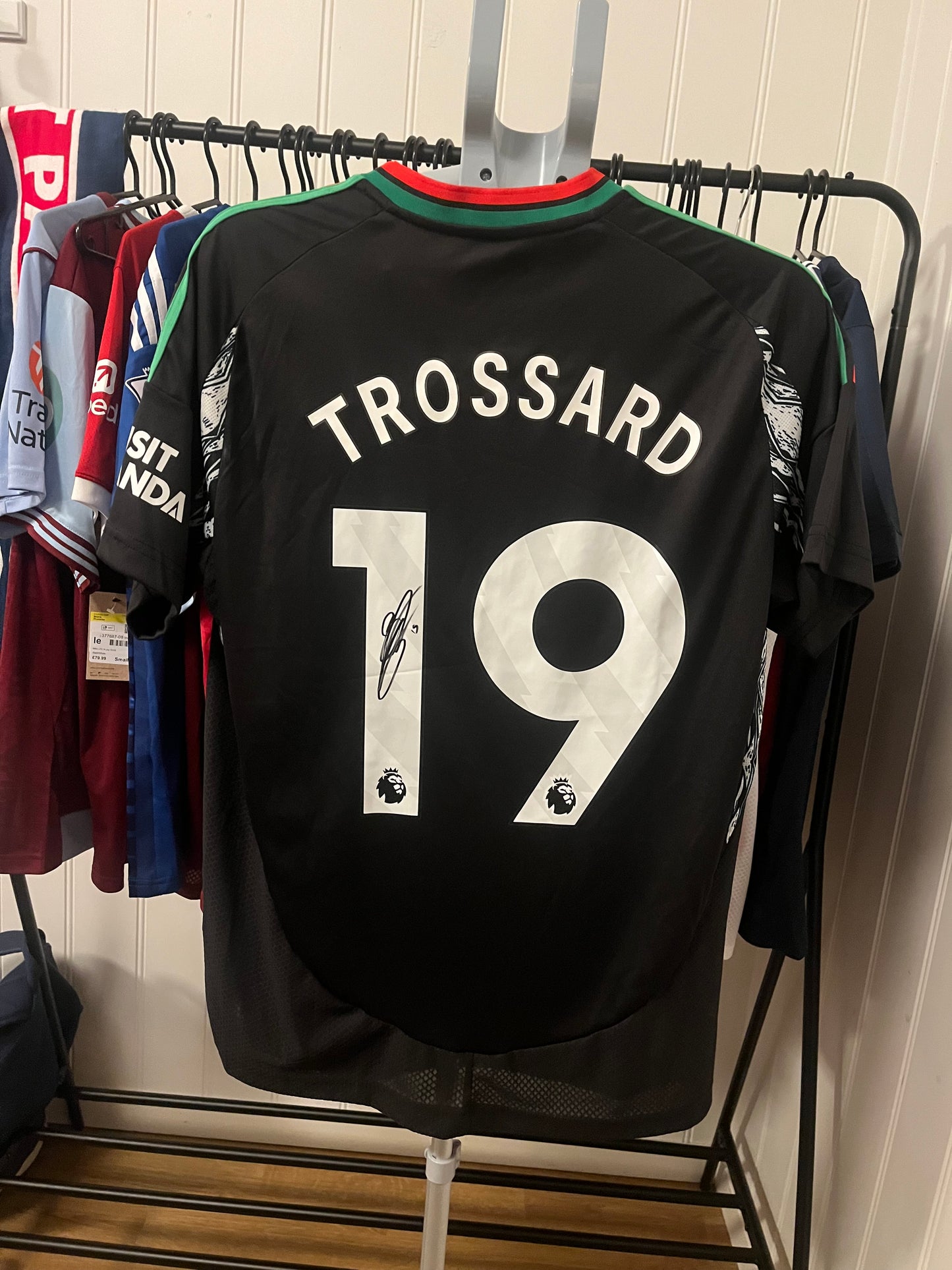 Trossard signert drakt