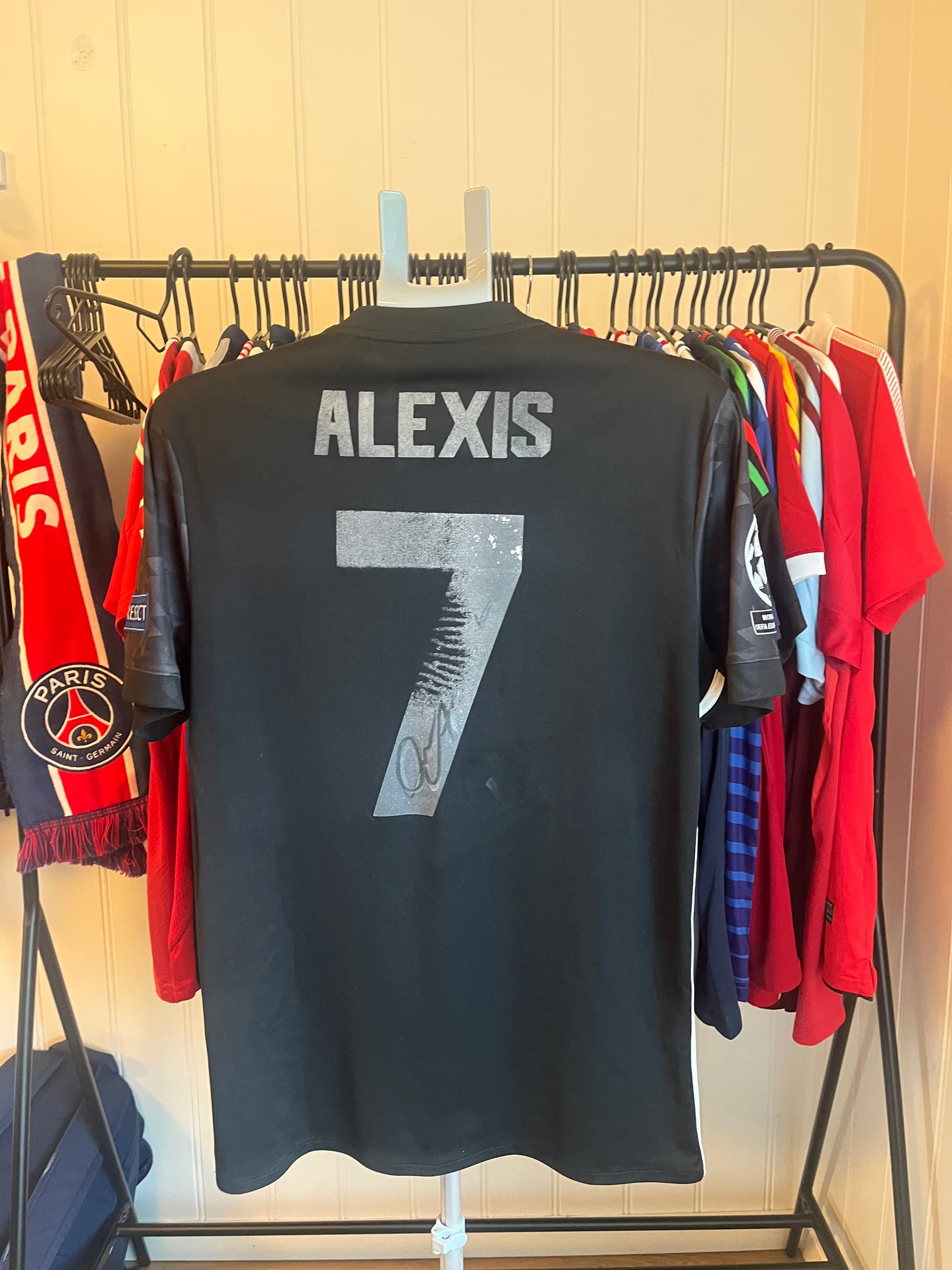 Alexis Sanchez signert drakt