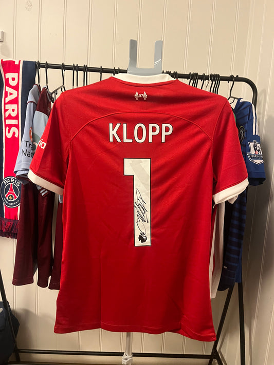 Signert J. Klopp drakt