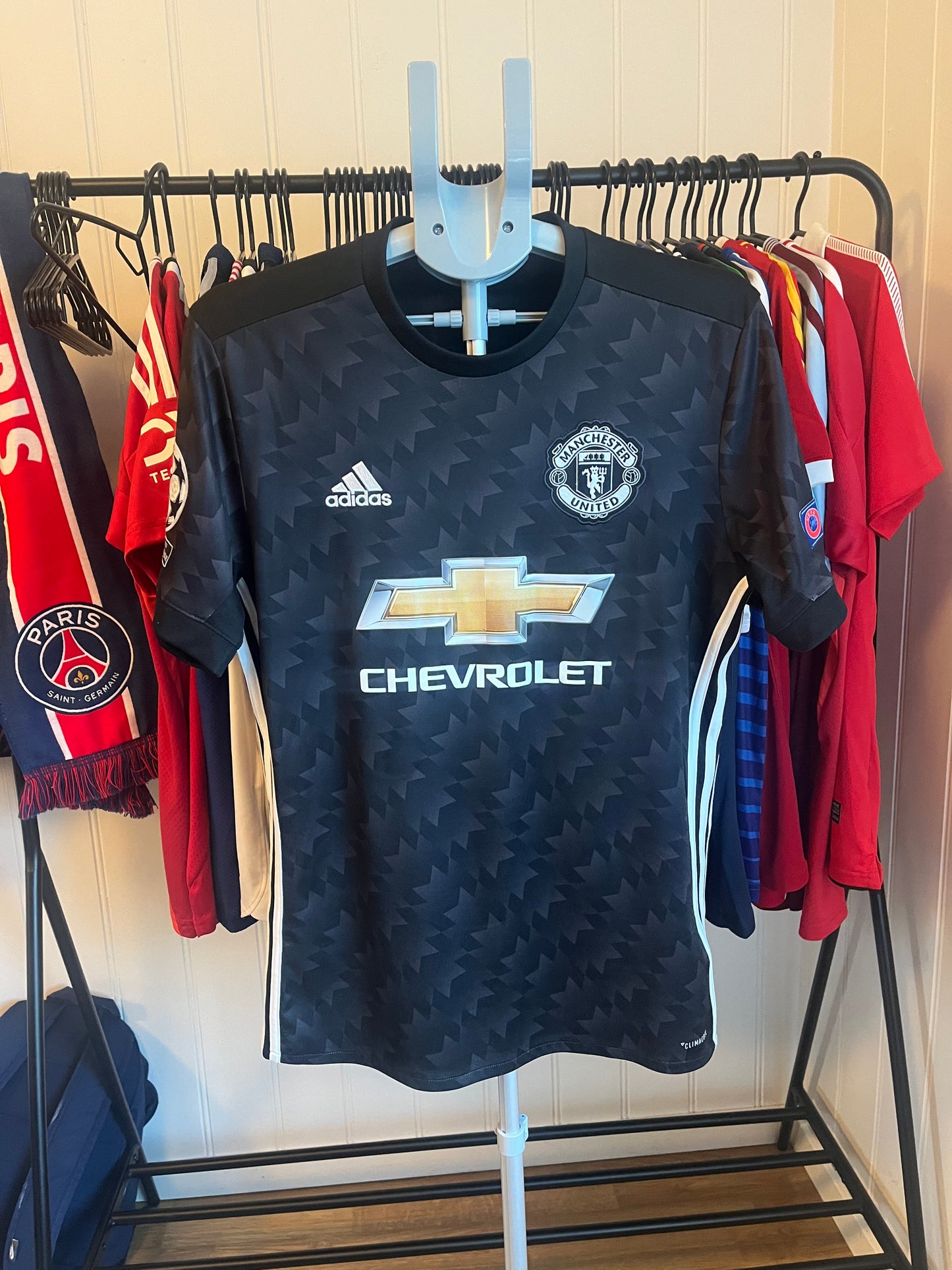 Alexis Sanchez signert drakt