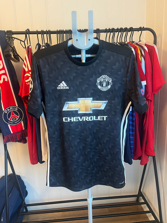 Alexis Sanchez signert drakt
